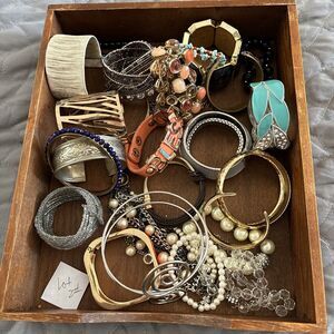LARGE MIXED LOT OF VINTAGE MODERN BANGLE & STRETCH BRACELETS